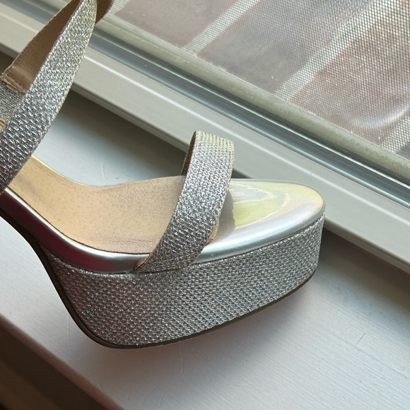 Women’s size 9 silver heels - Picture 4 of 6